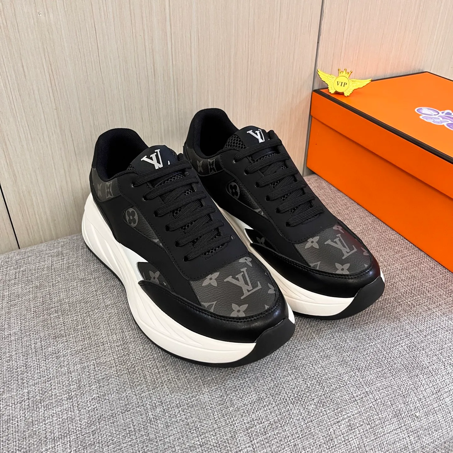 🚘🚘Factory batch 460 men's shoes💰[LV]🔥 Louis Vuitton, high-end men's shoes brand, official website 1:1 latest masterpiece: the upper is made of Italian imported first-layer cowhide with a comfortable and breathable lining➕original non-slip and wear-resistant outsole🔥, making walking more convenient and comfortable! An exclusive new model, a stunning work, a beautiful 1:1 replica [color] compared to the official quality! Create a fashionable personality to set off your uniqueness! A must-have for trendy men! Classic 🔥Size: 38-44 Color: 🔥 2⃣️colors available🔥.